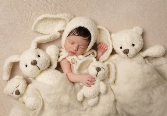 ブークレ素材のオーバーオール、ボンネット、バニーぬいぐるみ