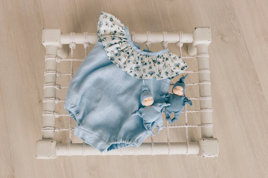 リネン製花柄襟のロンパース