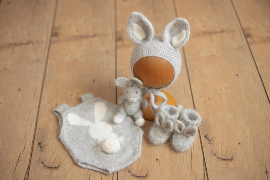 バニーロンパース、ボンネット、靴下、ぬいぐるみ