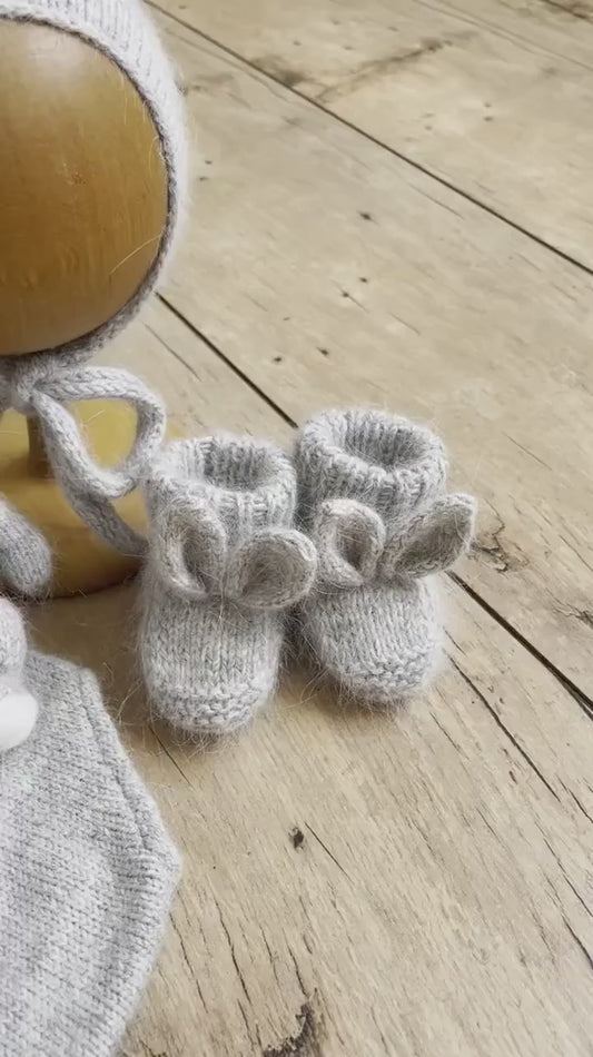 バニーロンパース、ボンネット、靴下、ぬいぐるみ