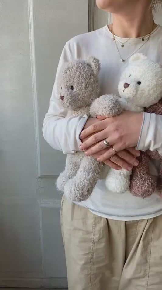 ブークレ素材のテディベア、オーバーオール、ボンネット