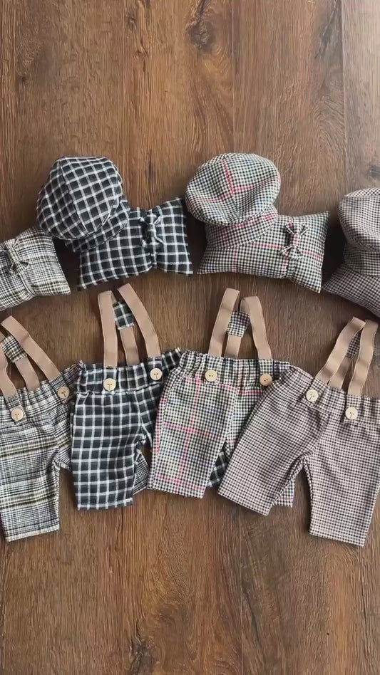 オーバーオール＋ベレー帽＋蝶ネクタイ＋まくら